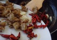 辣子肥肠的做法 步骤11