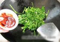 玫瑰腐乳炒雍菜的做法 步骤6