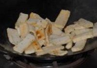老干妈炒鱼饼的做法 步骤4