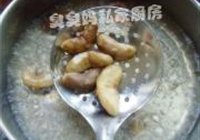 西芹炒菱角的做法 步骤3
