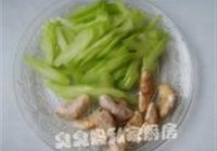 西芹炒菱角的做法 步骤2