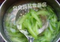西芹炒菱角的做法 步骤4