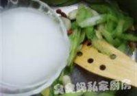 西芹炒菱角的做法 步骤7