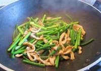 鸡柳炒蒜苔的做法 步骤6