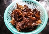 云耳蒸鸡的做法 步骤3