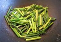 鸡柳炒蒜苔的做法 步骤5