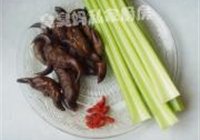 西芹炒菱角的做法 步骤1