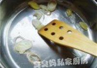 西芹炒菱角的做法 步骤5