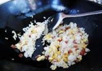 缤纷圣诞腊味炒饭的做法 步骤7