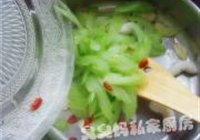 西芹炒菱角的做法 步骤6