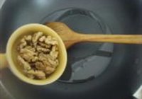 核桃枸杞炒韭菜的做法 步骤3