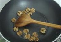 核桃枸杞炒韭菜的做法 步骤4