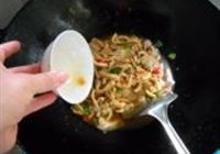 姬菇炒肉的做法 步骤7