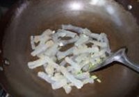 口蘑腐竹炒蹄筋的做法 步骤8