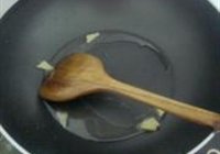 核桃枸杞炒韭菜的做法 步骤5