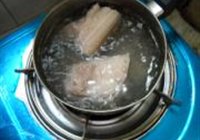 姬菇炒肉的做法 步骤1