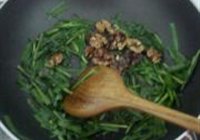 核桃枸杞炒韭菜的做法 步骤7