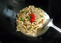 姬菇炒肉的做法 步骤6