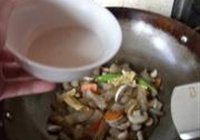 口蘑腐竹炒蹄筋的做法 步骤12