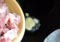 莲藕煨大排的做法 步骤3