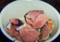 马哈鱼炖五花肉的做法 步骤1