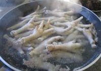冬菇木耳焖鸡脚的做法 步骤3