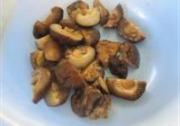冬菇木耳焖鸡脚的做法 步骤2