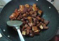 酱豆干红烧肉的做法 步骤7