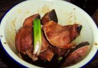 马哈鱼炖五花肉的做法 步骤2