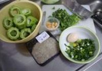 鲮鱼肉酿凉瓜的做法 步骤2