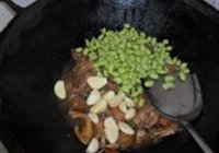 仔鸡烧毛豆的做法 步骤6