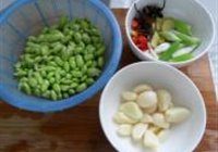 仔鸡烧毛豆的做法 步骤3