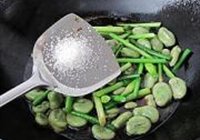蒜苔烧蚕豆米的做法 步骤5