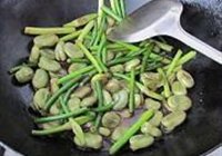 蒜苔烧蚕豆米的做法 步骤8