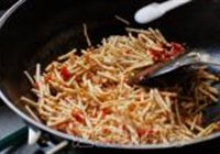 剁辣子炒臭菜根的做法 步骤7