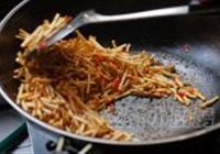 剁辣子炒臭菜根的做法 步骤8