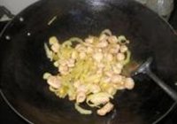 酸菜炒大肠的做法 步骤6