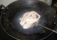 酸菜炒大肠的做法 步骤3