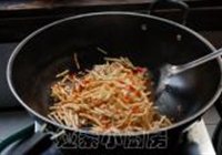剁辣子炒臭菜根的做法 步骤6