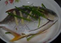 清蒸金鲳鱼的做法 步骤2