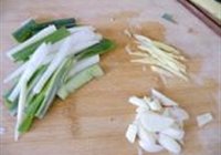 葱爆肉丝的做法 步骤4