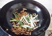 葱爆肉丝的做法 步骤8