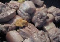 红烧肉焖豆角干的做法 步骤2