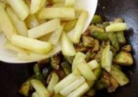 茄子烧土豆的做法 步骤7