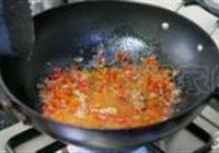 剁椒肉末蚕豆煲的做法 步骤3