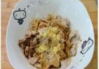 土豆蒸肥肠的做法 步骤3