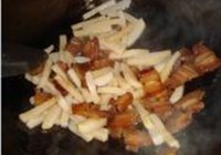 腊肉炒泡菜蘑芋的做法 步骤15