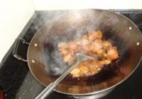 腊肉炒泡菜蘑芋的做法 步骤13