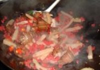 腊肉炒泡菜蘑芋的做法 步骤17
