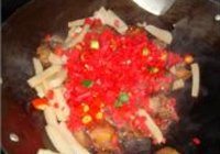腊肉炒泡菜蘑芋的做法 步骤16